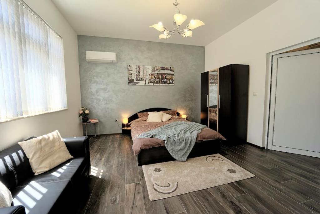 Cozy 2-Bedroom Flat In The Very Center Of Sofya Dış mekan fotoğraf